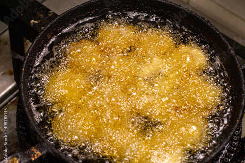  freír el primer plano de los alimentos, cocinar pollo, aceite hirviendo comida caliente, cocina sucia, sartén negra.