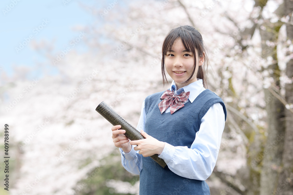 卒業する女子学生 卒業する女子学生