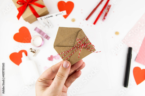 Valentine's Day. Step by step instructions for making a gift for the holiday of lovers. Step 5 envelope decor