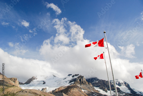 カナディアンロッキーの氷河とカナダ国旗