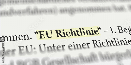 EU Richtlinie im Buch mit Textmarker markiert
