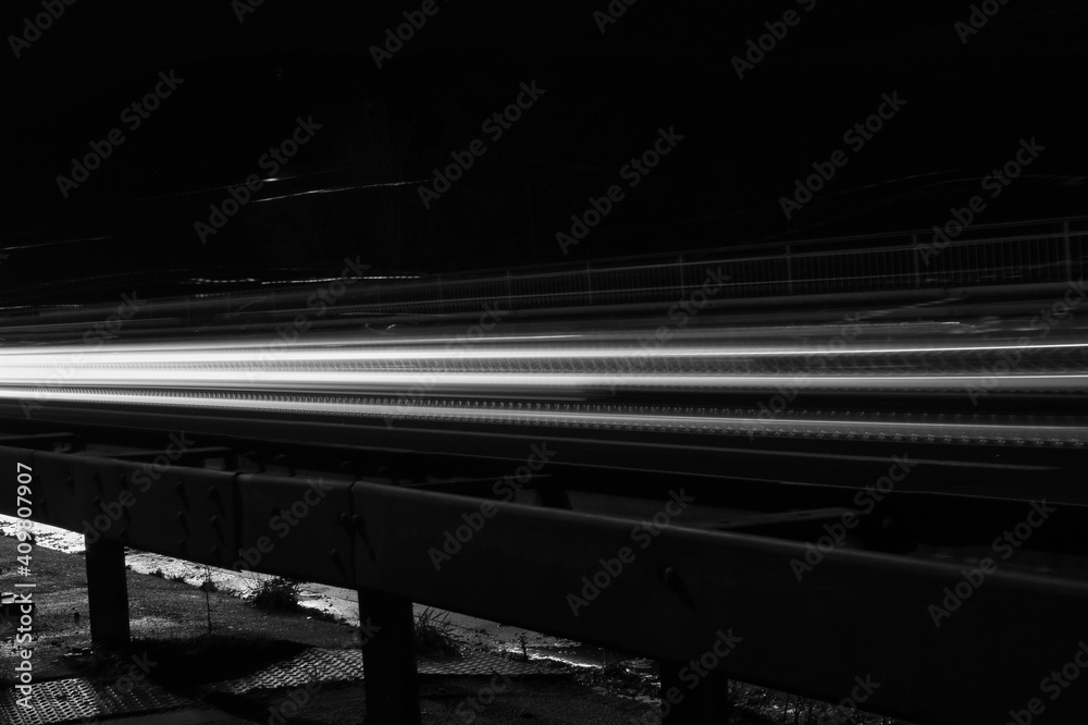 Langzeitbelichtung Straße black and white