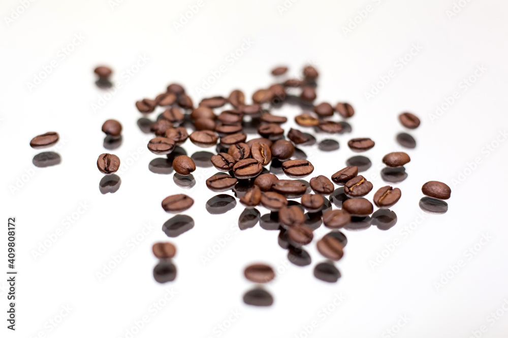 Obraz premium Falling coffee beans. White background.