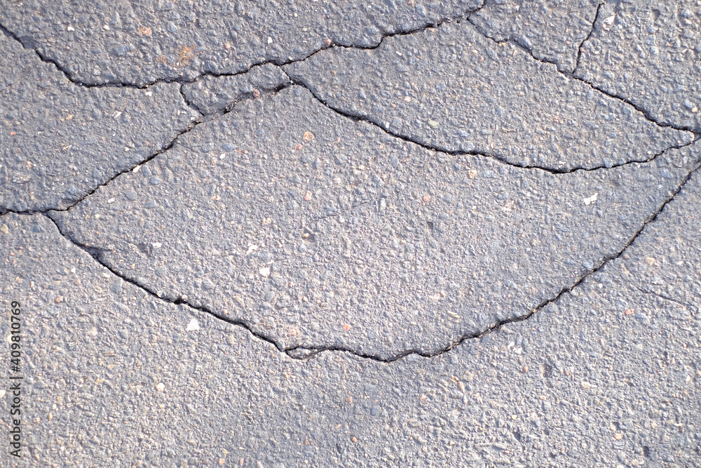 Obraz premium Risse in einer Asphaltstraße