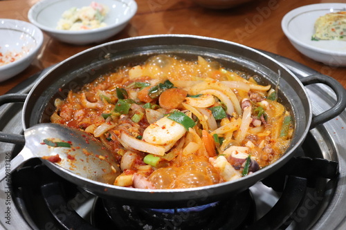 釜山の名物料理のタコ鍋