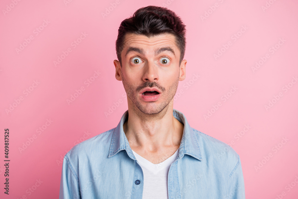 Photo portrait of amazed shocked man staring with opened mouth isolated pastel pink color background - obrazy, fototapety, plakaty 