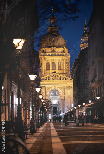 Fototapeta Naklejka Na Ścianę i Meble -  Famous St. Stephen Cathedral in Budapest at night
