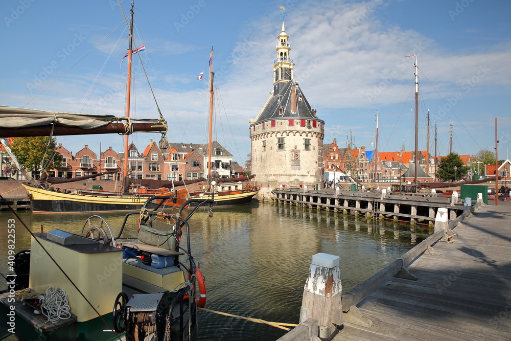 Obraz premium The harbor (Binnenhaven) of Hoorn, West Friesland, Netherlands, with the Hoofdtoren (The Head Tower) and old wooden sailing boats