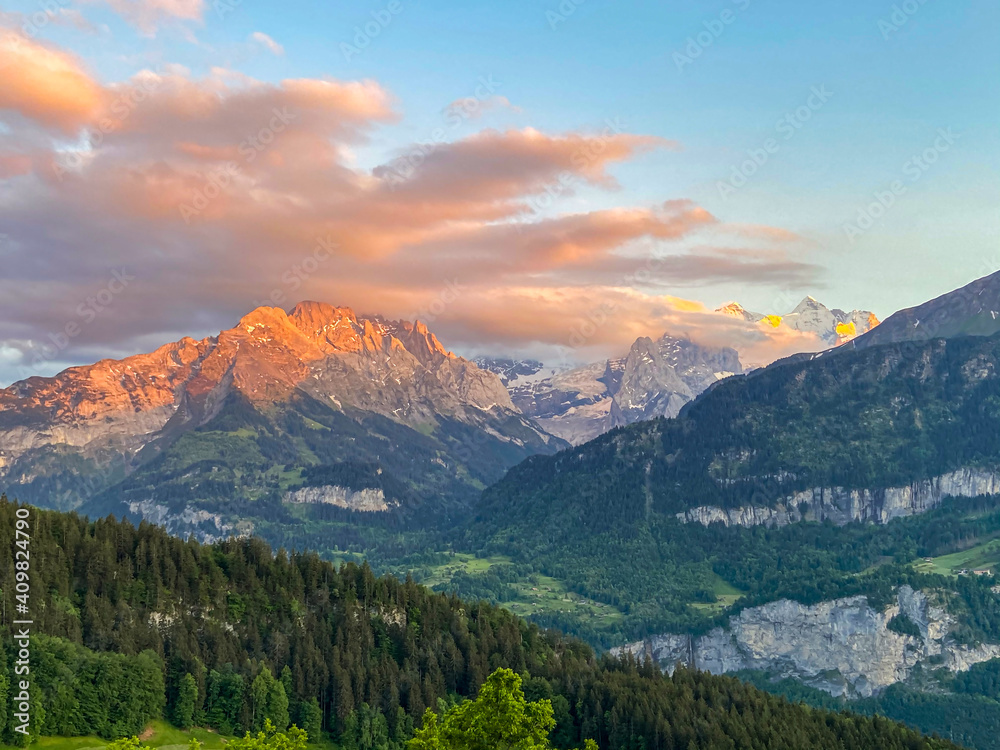 Fototapeta premium Abendestimmung beim Rosenlauigletscher von Hasliberg aus.