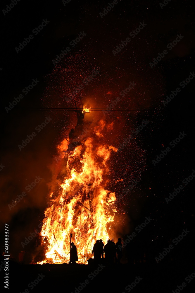 61 / 1024
With the spark fire the winter is traditionally expelled
61 / 1024
With the spark fire the winter is traditionally expelled