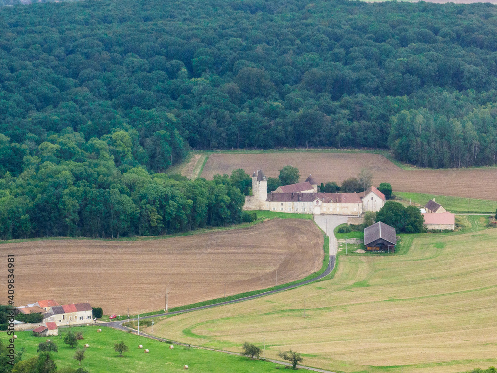 vue aérienne du château de Chaussy dans le Val d'Oise en France