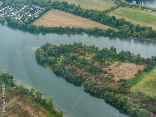 vue aérienne de la Seine à Rousseaux-sur-Seine dans les Yvelines en France