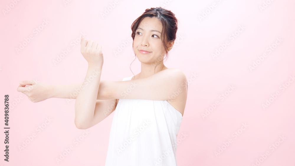 ストレッチする女性 ストレッチする女性