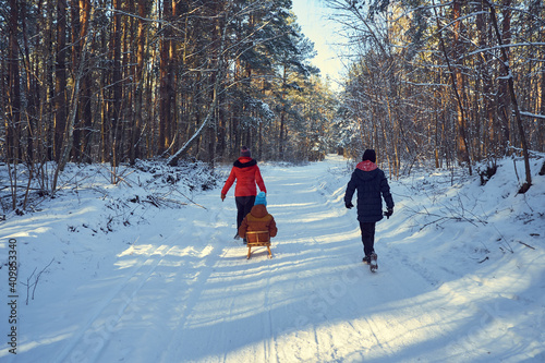 rodzinny zimowy spacer w mroźny dzień © ftomasz