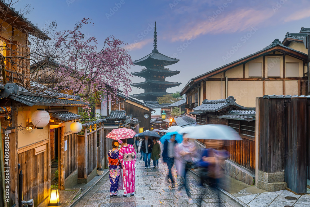 Fototapeta premium Old town Kyoto during sakura season in Japan