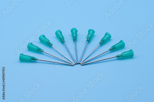 Εκτύπωση καμβά Hollow blunt needles for syringes isolated against a blue background