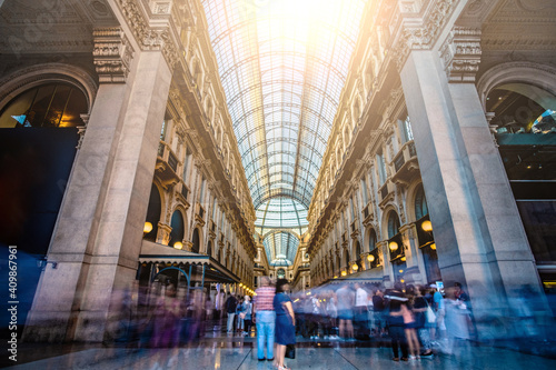 Photos Noisy Milan Gallery full of tourists