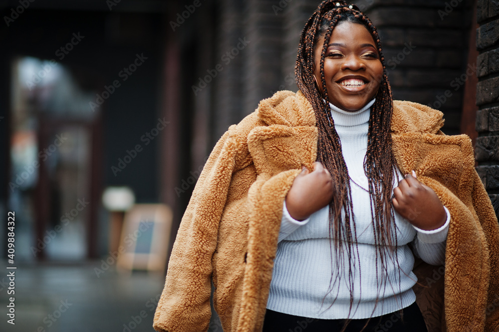 Glamorous african american woman in warm fur coat pose at street. - obrazy, fototapety, plakaty 