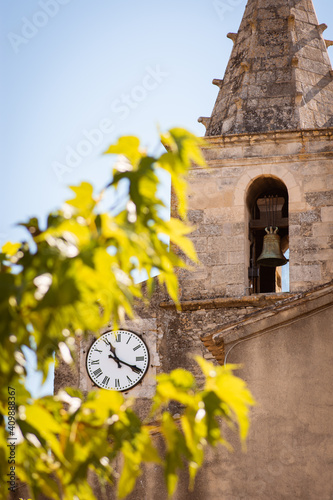 Old French church with clock in the city Cabrières-d'Avignon, Frankrijk Provence Alpes Cote d'Azur, South of France. Time has literally stood still here. A real authentic place in Provence. 