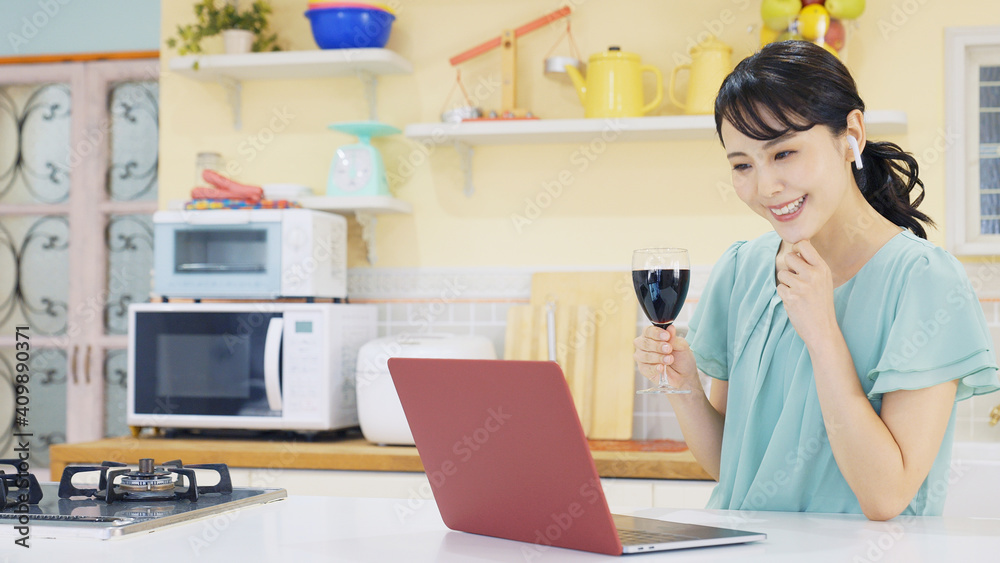 オンライン飲み会で話す女性 ビデオ通話 テレビ電話 オンライン飲み会で話す女性 ビデオ通話 テレビ電話