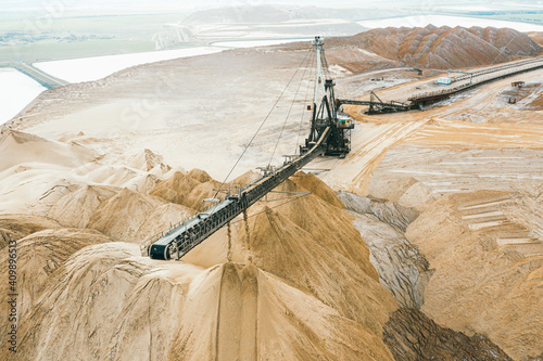 Vászonkép Industrial salt refinery with operating conveyor belt