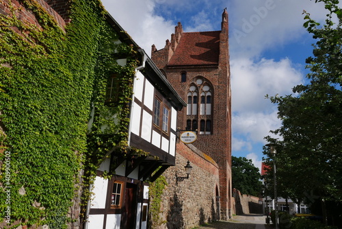 Stadtmauer mit Treptower Tor und Wiekhäusern in Neubrandenburg