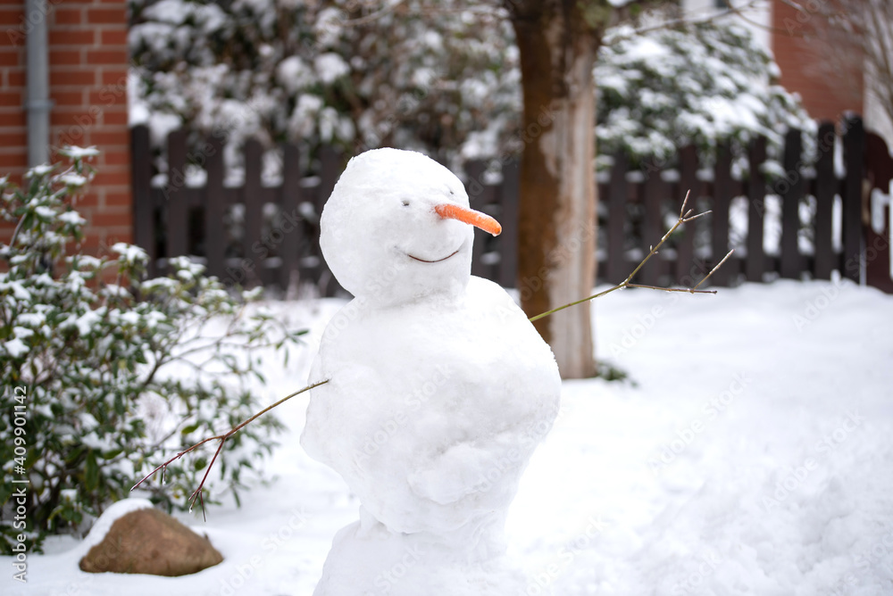 Selbstgebauter Schneemann mit Mohrrübe 
