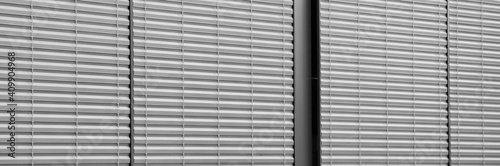 Raffstores - Rollladen an der Außenfassade eines Neubaus