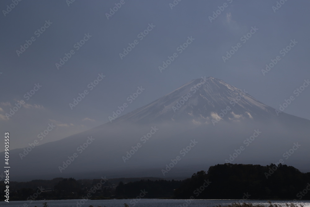Fototapeta premium Beautiful scenary of Mt. Fuji view from Kawaguchiko lake Japan