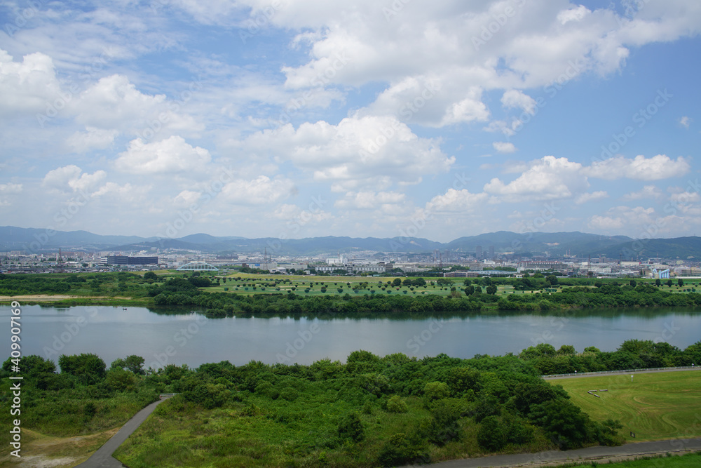 枚方側から見た高槻市街