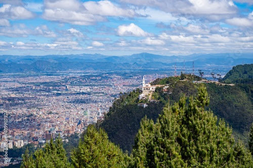 Bogota et le Cerro de Monserrate depuis le Cerro de Guadalupe photo