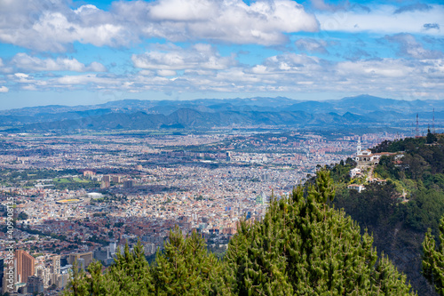 Bogota et le Cerro de Monserrate depuis le Cerro de Guadalupe