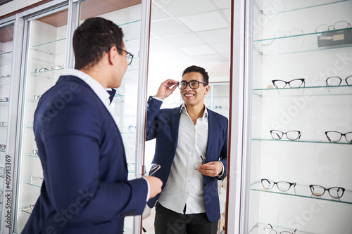 Foto Happy buyer trying on a new pair of spectacles