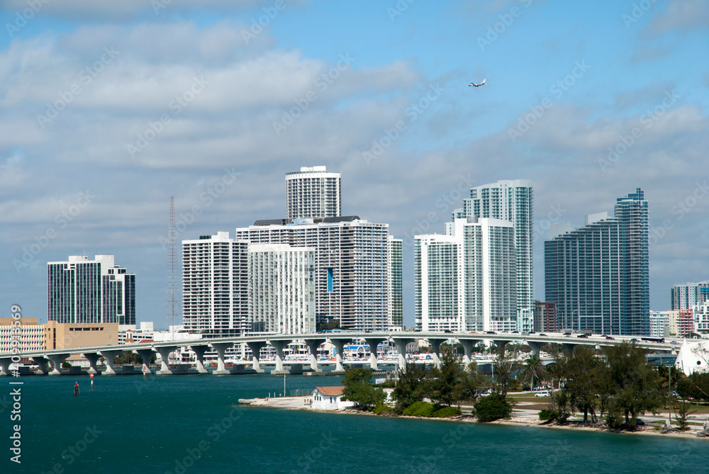 Obraz premium Miami Skyline And The Landing Airplane