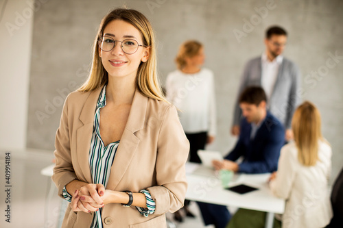 Young business woman standi...