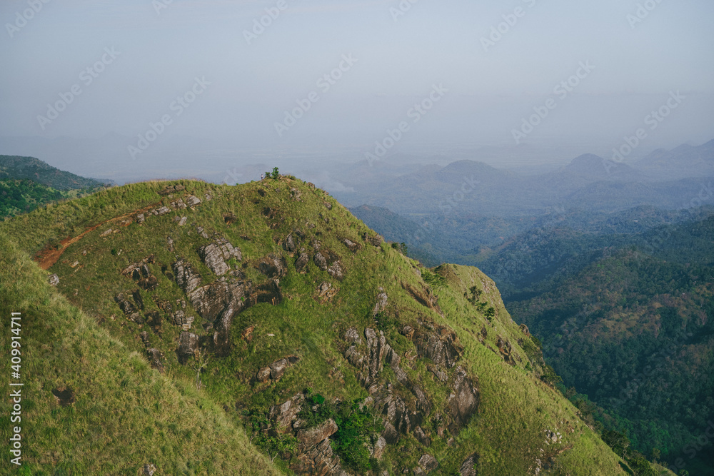 Ausblick auf den Trail des Little Adam's Peak in Ella auf Sri Lanka mit den grünen Bergen im Hintergrund