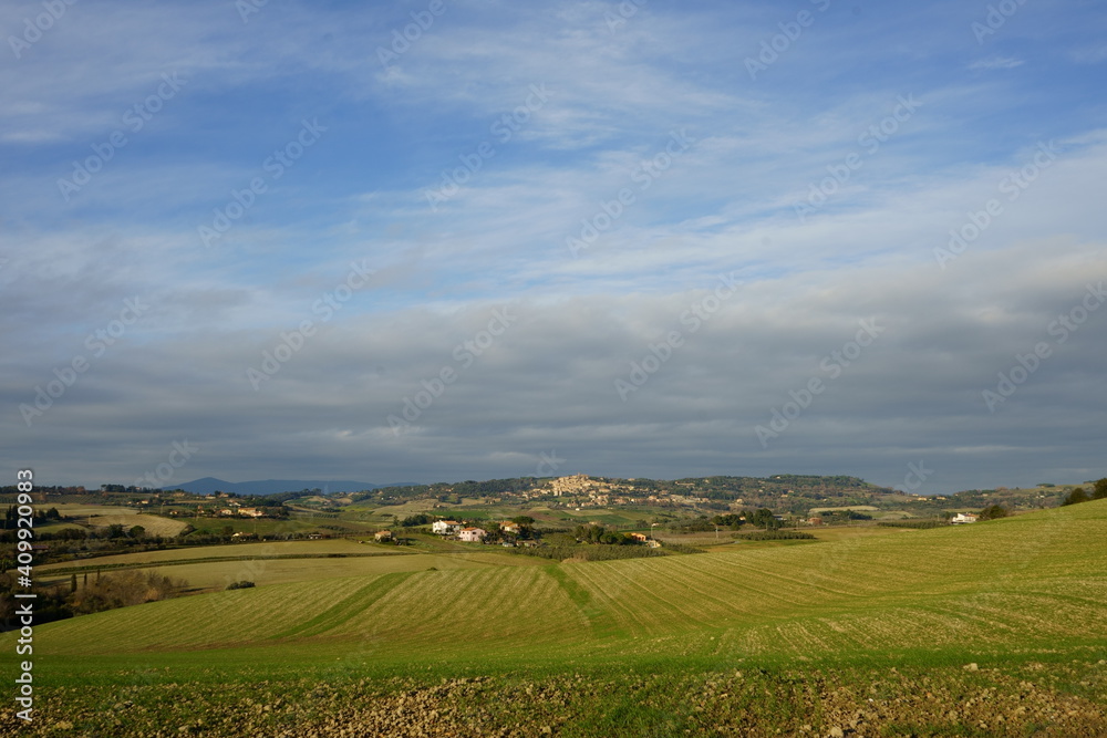 Paesaggio agreste toscano con sullo sfondo colline i la cittadina di Casale (Pisa)