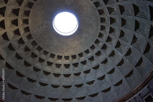 Inside Ancient Roman Pantheon, Rome, italy. Famous landmark interior - パンテオン 神殿 内側 ローマ イタリア