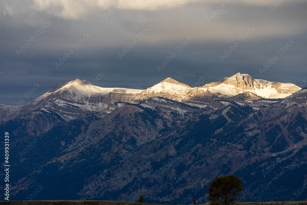 Fototapeta premium Dramatic Autumn Landscape in Grand Teton National Park Wyoming