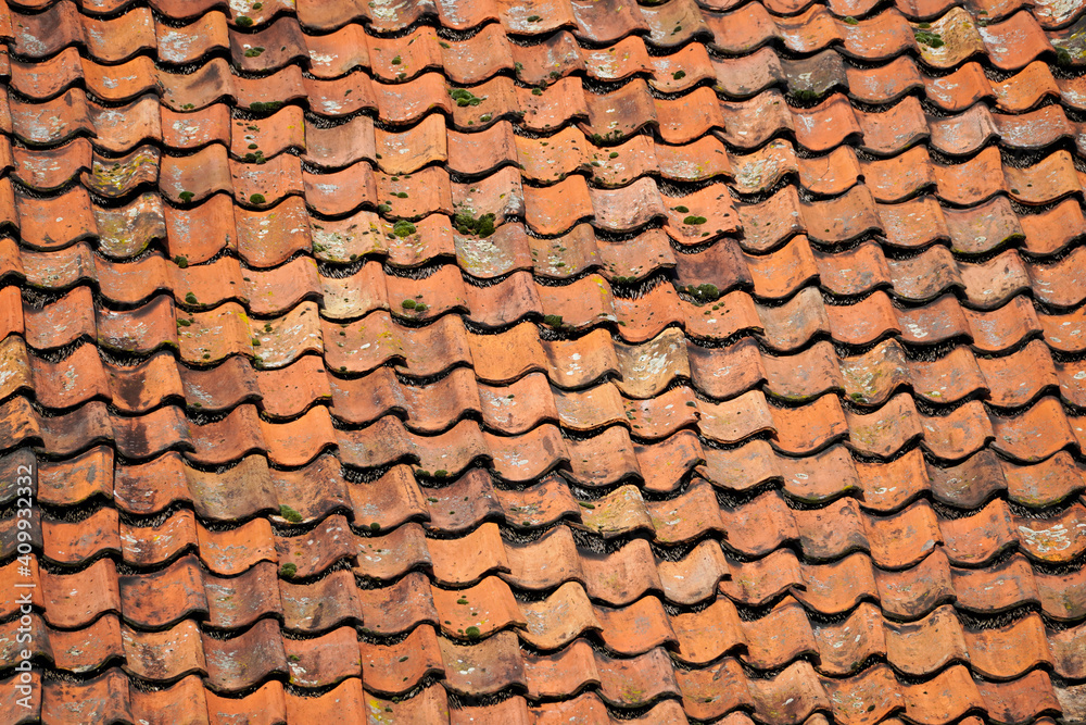 Dachfläche einer alten Burg. Verwitterte Dachpfannen. Dachfläche einer alten Burg. Verwitterte Dachpfannen.