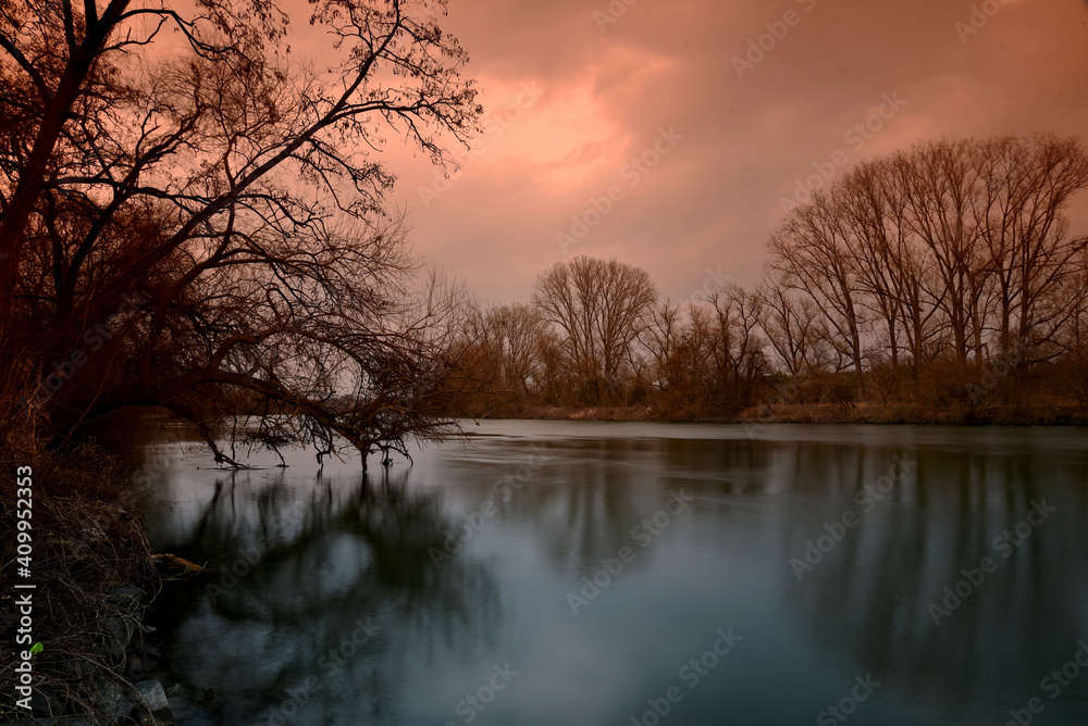 Dramatische Flusslandschaft in der Abenddämmerung Dramatische Flusslandschaft in der Abenddämmerung