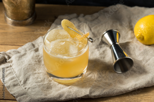 Tableau sur toile Boozy Alcoholic Penicillin Cocktail