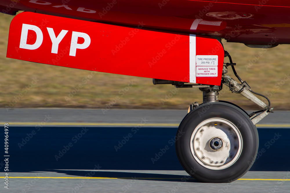 Airplane front gear on ground - obrazy, fototapety, plakaty 