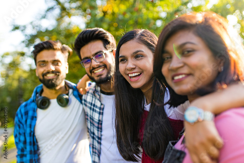 Fotografia four people having fun outdoors, focus on beautiful indian woman