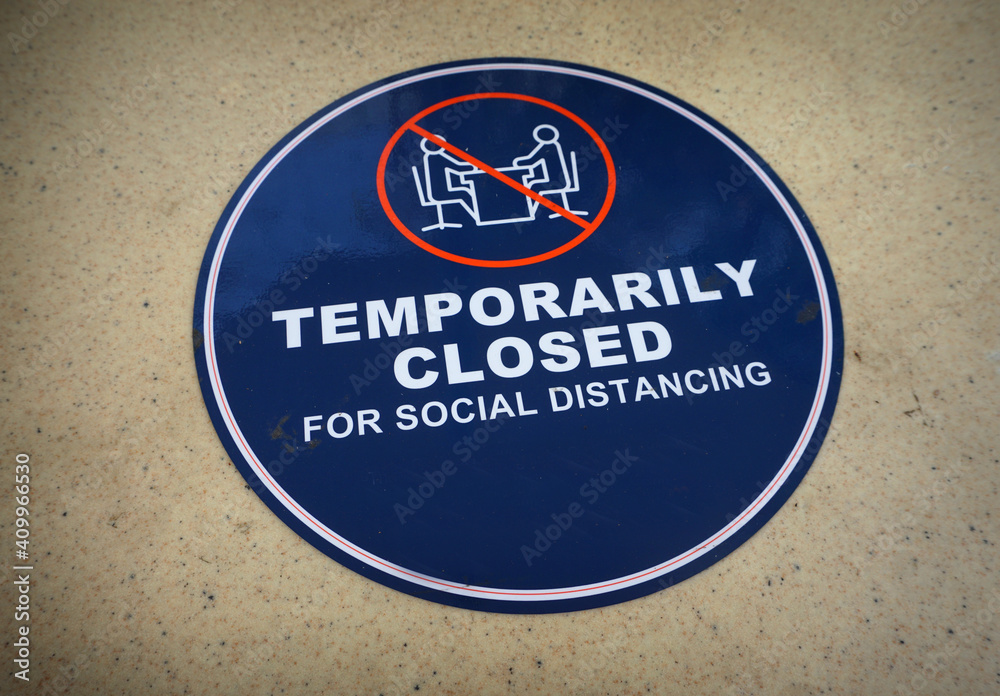 Obraz premium Table closed for social distancing sign