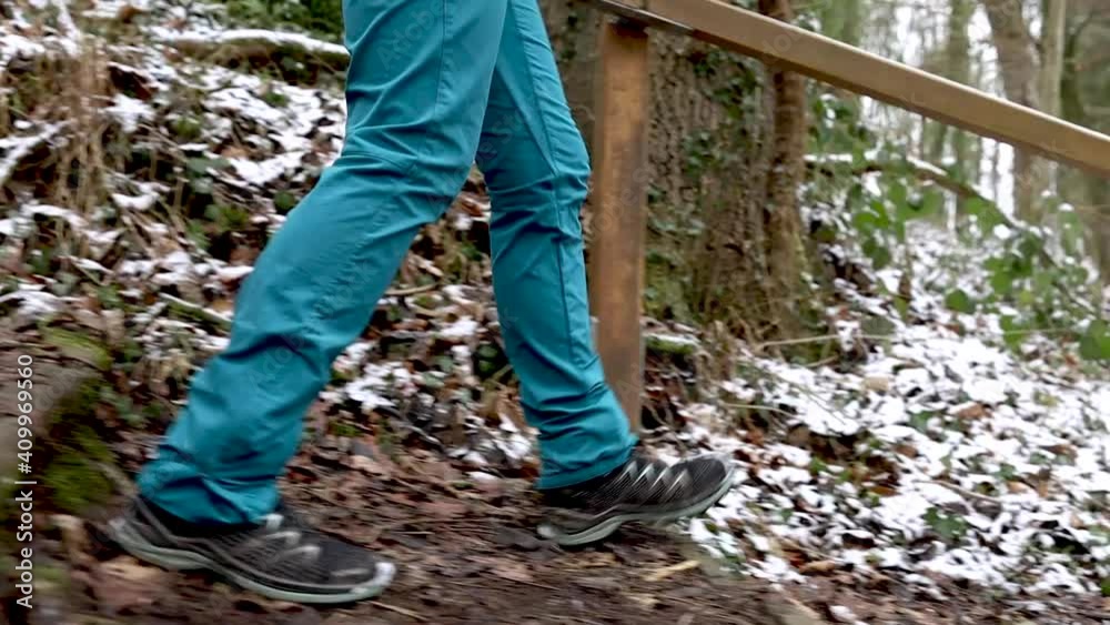 Naturtreppe heruntergehen Naturtreppe heruntergehen