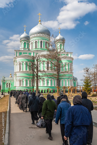 Obraz na płótnie Diveevo in spring. Holy Trinity Seraphim-Diveyevsky Monastery. Clergy and pilgrims during a religious procession on the territory of the monastery w salonie