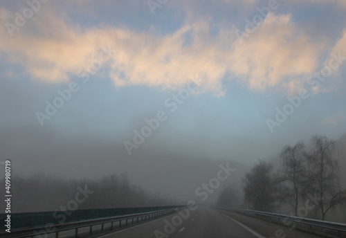 autoroute dans le brouillard avec aucune voiture