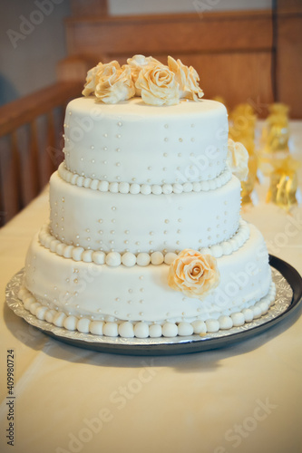 wedding cake with roses