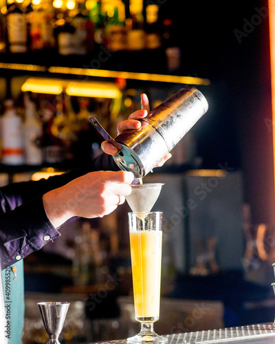 Εκτύπωση καμβά bartender pours a cocktail into a glass